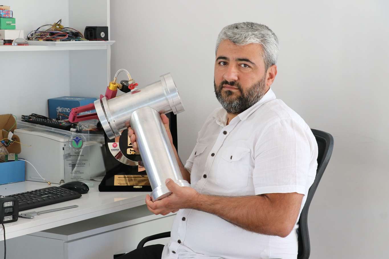 Evde ürettiği teknolojik cihazları dünyaya satıyor